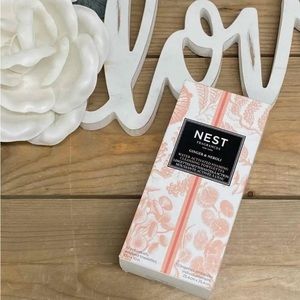 Nest Fragrances Water activated NWT foaming towelettes